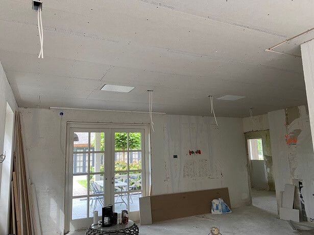 Amina stuc speakers in een woning in het plafond verwerkt