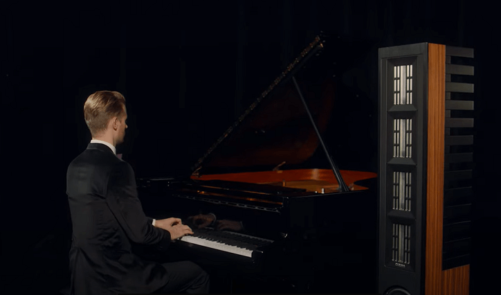 Professionele pianist op de piano - Gabriel Meyer samen met de Master Line Source 3 van Piega